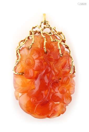 A large Chinese carved agate pendant modelled as a gourd & flowers, in 14ct yellow gold mount, 2.