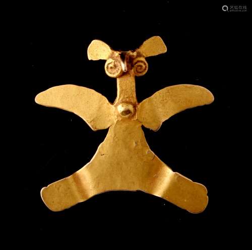 Property of a gentleman - a Chiriqui (Panama) gold (tests 15ct) pendant modelled as a bird, probably