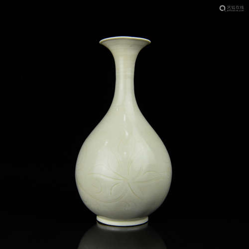 A Chinese White Glazed Porcelain Vase