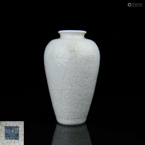 A Chinese Ge-Type Porcelain Vase