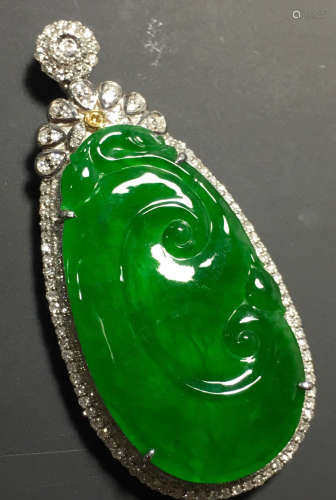 A GREEN JADEITE CARVED RUYI PENDANT, TYPE A