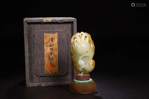 A HETIAN JADE CARVED CHAYOTE SHAPED PENDANT