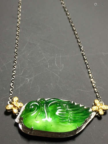A GREEN JADEITE CARVED SWAN NECKLACE, TYPE A