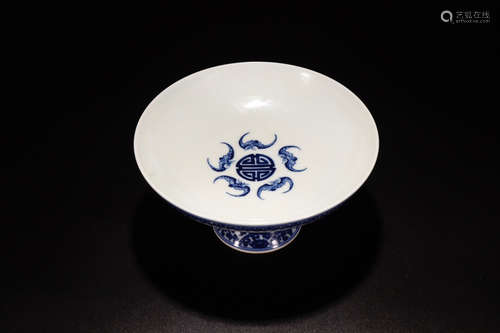 A WHITE&BLUE GLAZE WRAPPED FLOWER PATTERN PLATE