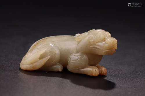 A HETIAN JADE CARVED BEAST SHAPED PENDANT