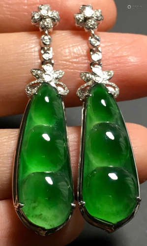 A GREEN JADEITE CARVED BEANS EARRING, TYPE A
