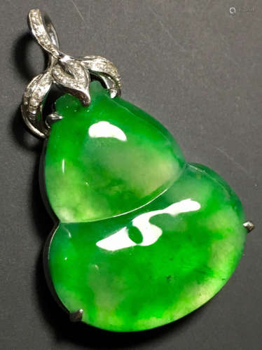 A GREEN JADEITE CARVED GOURD PENDANT, TYPE A