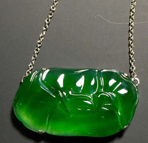 A GREEN JADEITE CARVED CIRCLE NECKLACE, TYPE A