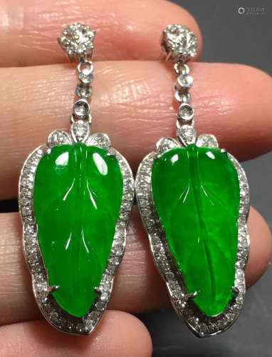 A GREEN JADEITE CARVED LEAF EARRING, TYPE A