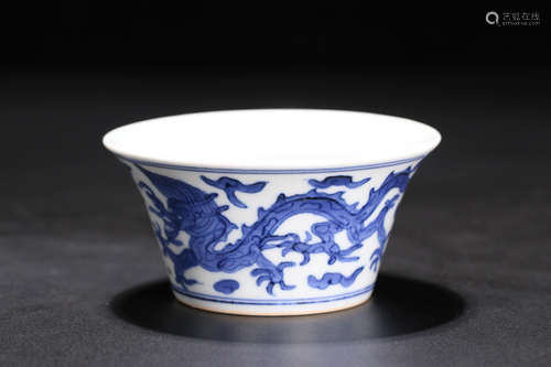 A WHITE&BLUE GLAZE DRAGON PATTERN CUP