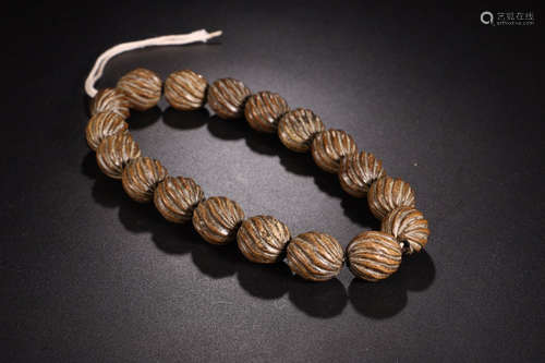 A CHENXIANG WOOD CARVED BEADS STRING BRACELET