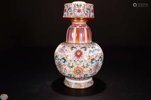 A FAMILLE ROSE WRAPPED FLOWER PATTERN VASE