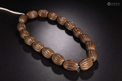 A CHENXIANG WOOD CARVED BEADS STRING BRACELET