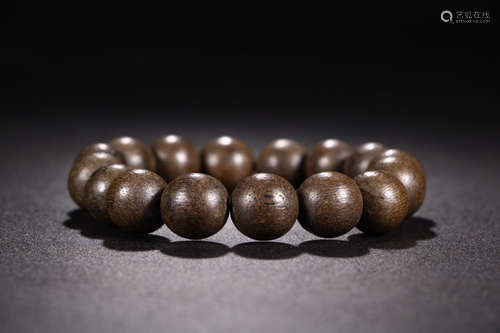 A CHENXIANG WOOD CARVED BEADS STRING BRACELET