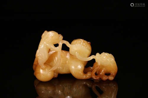 A HETIAN JADE CARVED BEAST SHAPED PENDANT