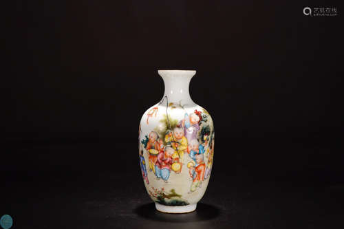 A FAMILLE ROSE GLAZE STORY PATTERN VASE