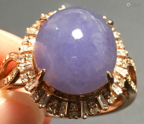 A PURPLE JADEITE CARVED CIRCLE FINGER RING, TYPE A