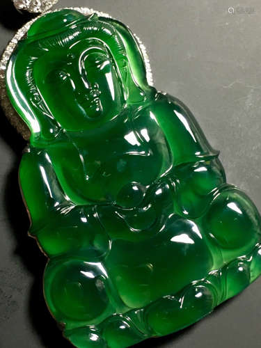 A GREEN JADEITE CARVED GUANYIN PENDANT, TYPE A