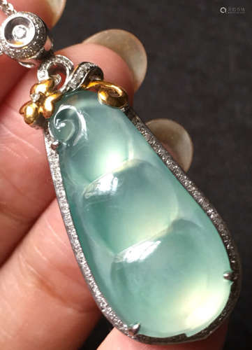 A GREEN JADEITE CARVED BEANS PENDANT, TYPE A