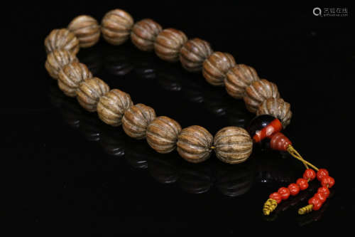 A CHENXIANG WOOD CARVED BEADS STRING BRACLET