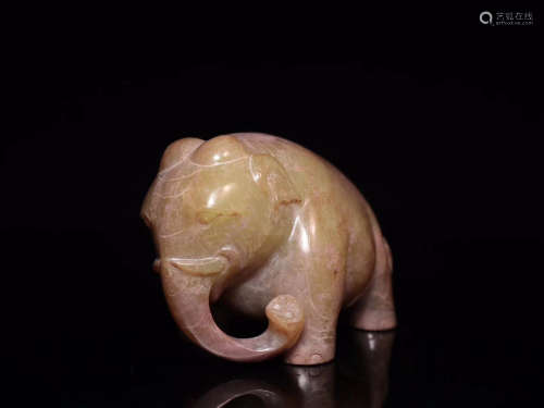 AN OLD HETIAN JADE CARVED ELEPHANT SHAPED PENDANT