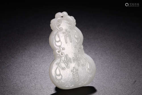 A HETIAN JADE CARVED GOURD SHAPED PENDANT