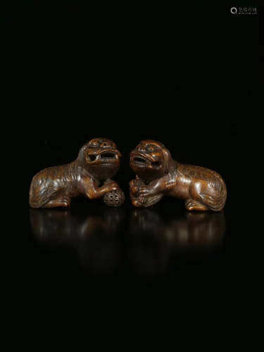 PAIR BAMBOO CARVED LION SHAPED PENDANT