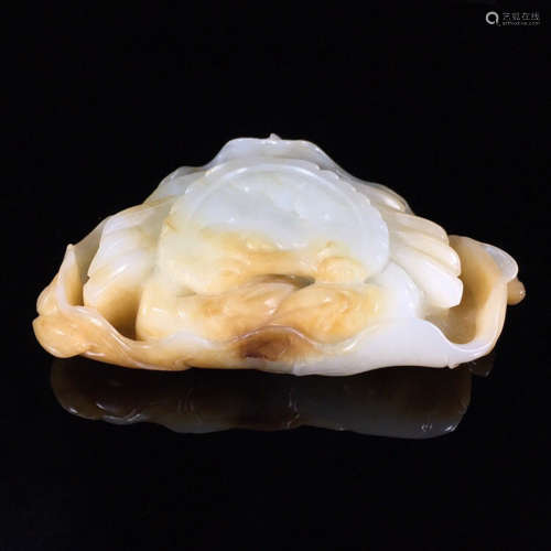 A HETIAN JADE CARVED CRAB SHAPED PENDANT