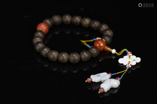 A CHENXIANG WOOD CARVED BEADS STRING BRACELET