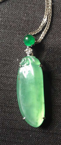 A GREEN JADEITE CARVED DROPLETS PENDANT, TYPE A