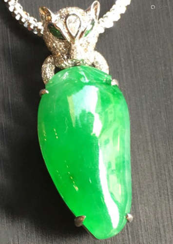 A GREEN JADEITE CARVED DROPLETS PENDANT, TYPE A