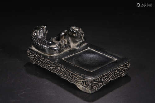 A BLACK STONE CARVED DOUBLE LION SHAPED INK SLAB