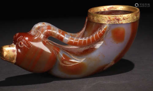 A AGATE CARVED GILT SILVER SHEEP PATTERN CUP