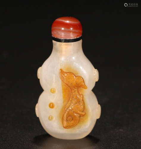 AN AGATE CARVED WHITE SNUFF BOTTLE