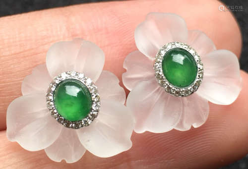 A GREEN JADEITE CARVED CIRCLE EARRINGS, TYPE A