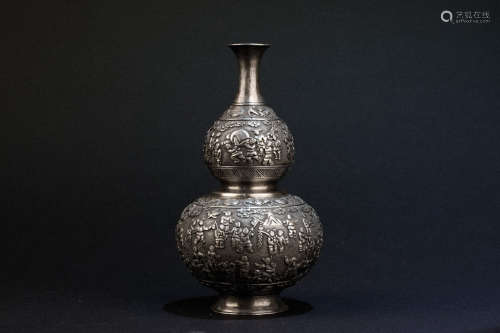 A SILVER CASTED CHILD PATTERN GOURD VASE