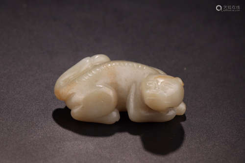 A HETIAN JADE CARVED FIGURE SHAPED PENDANT