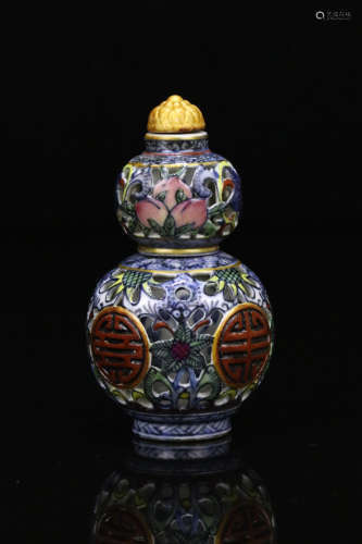 A PORCELAIN MADE SNUFF BOTTLE