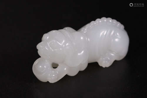A HETIAN JADE CARVED DOG SHAPED PENDANT