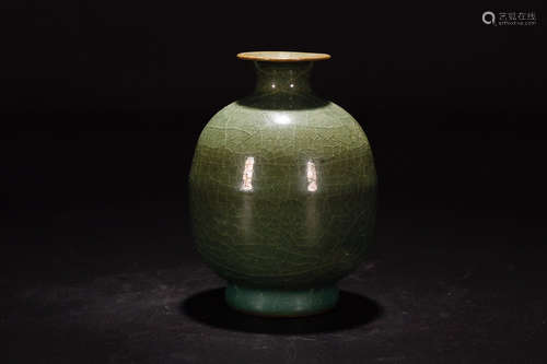 A LONGQUAN KILN CELADON GLAZE VASE