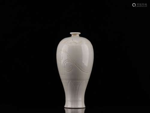 A WHITE GLAZE FLOWER PATTERN CARVED MEIPING