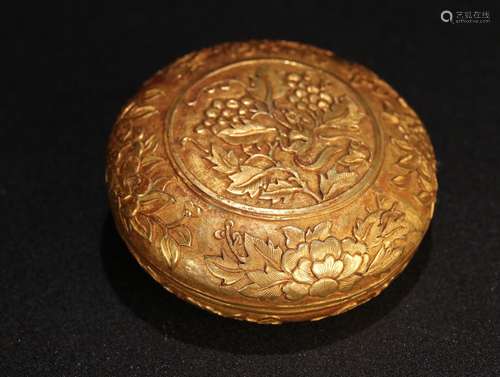 A GILT BRONZE FLOWER PATTERN CARVED ROUND BOX