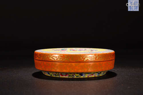 A QIANLONG MARK FAMILLE ROSE FLOWER PATTERN PAINTED  BOX