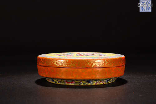 A QIANLONG MARK FAMILLE ROSE FLOWER PATTERN PAINTED  BOX