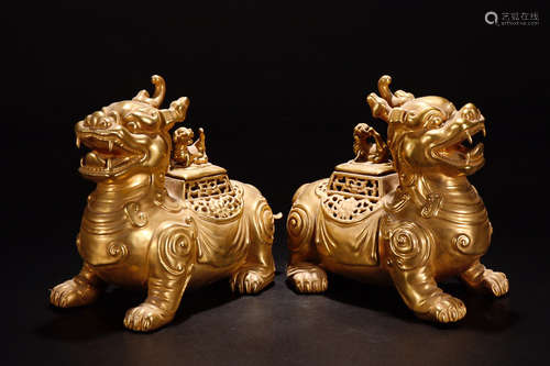 A  PAIR OF GILDING YONGZHENG MARK AUSPICIOUS BEASTS