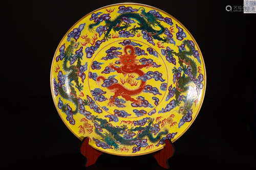 A  FAMILLE ROSE DRAGON PATTERN PAINTED PLATE WITH MARK