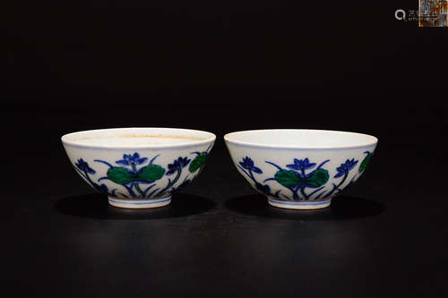 A PAIR OF QIANLONG MARK DOUCAI BOWLS