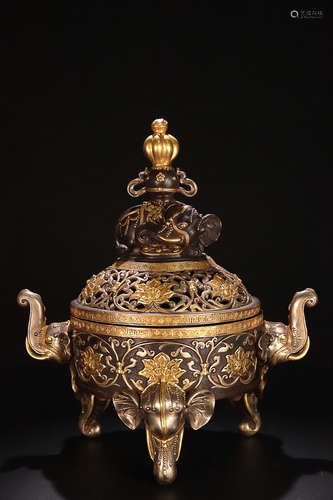 17-19TH CENTURY, AN ELEPHANT DESIGN GILT BRONZE INCENSE BURNER, QING DYNASTY