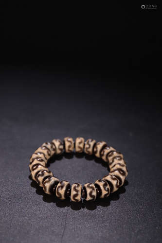 A STRING OF TIBETAN HORSESHOE PATTERN DZI BEADS