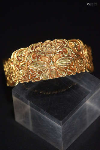 A BEUTTERFLY&FLORAL PATTERN GILT SILVER BANGLE